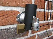 Abgeschlossener Wasserhahn an einer zugänglichen Außenwand 