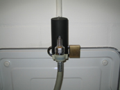 Gesicherter Waschmaschinenzulauf in einem Kellerraum